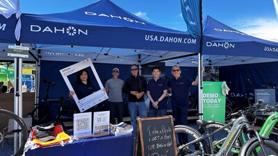 Equipe DAHON e parceiros no Sea Otter 2025 (PRNewsfoto/DAHON)