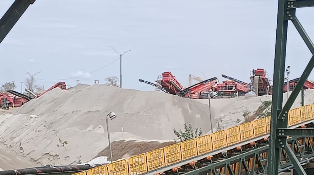 Pilhas de estéril e rejeito da Sigma Lithium em Minas Gerais inspecionadas pela ANM, com laudo técnico atestando segurança estrutural.