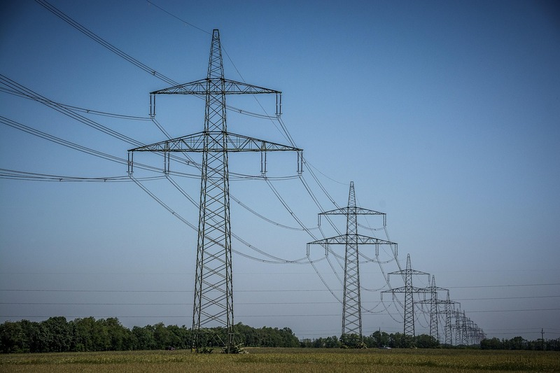 Setor el&eacute;trico busca equilibrar oferta solar e pico de carga