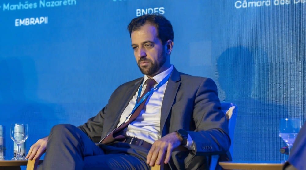 Diretor do BNDES apresenta linhas de financiamento para fortalecer a cadeia de minerais críticos no Brasil.