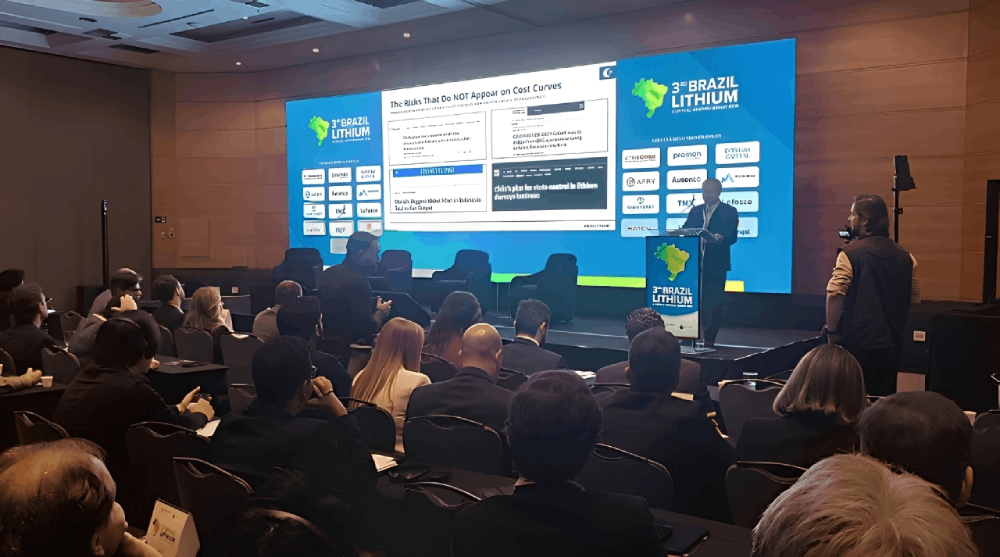 Marc Fogassa, CEO da Atlas Lithium, durante apresentação no Brazil Lithium & Critical Minerals Summit 2026 sobre o Projeto Neves.