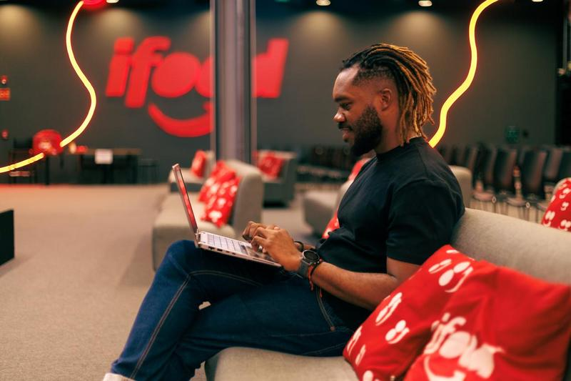 Na era da IA, iFood valoriza trabalho humano com educa&ccedil;&atilde;o
