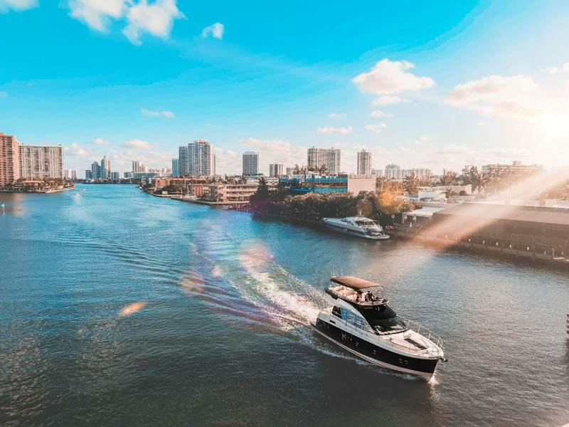 Ag&ecirc;ncia oferece passeios de barco para turistas em Miami