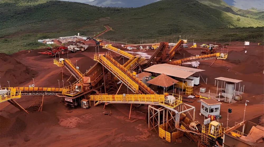 Transportador de correia de longa distância da Cedro em Mariana (MG), projeto que substitui carretas no transporte de minério de ferro e reduz emissões de CO₂.