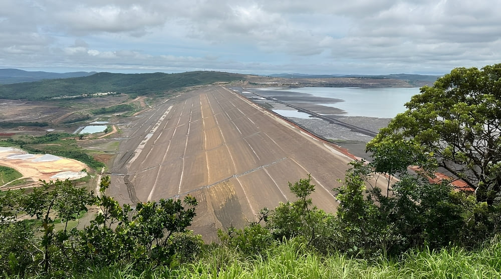 Barragem de mineração com foco nas Zonas de Autossalvamento (ZAS), após decisão da ANM de prorrogar o prazo de adequação até 2029. 