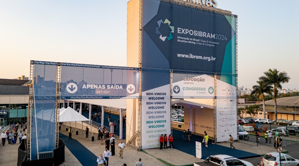 Vista da área de exposição da EXPOSIBRAM 2026, com estandes de empresas do setor mineral, tecnologias para mineração e visitantes durante o evento em Belo Horizonte. 