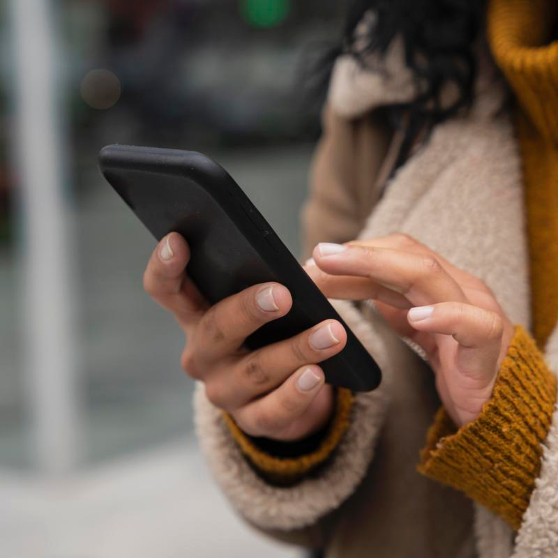 Por que os brasileiros est&atilde;o adiando a compra de smartphones