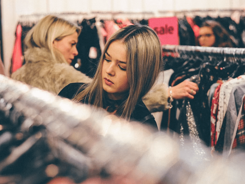 Busca por pe&ccedil;as atemporais orienta consumo de moda no Brasil