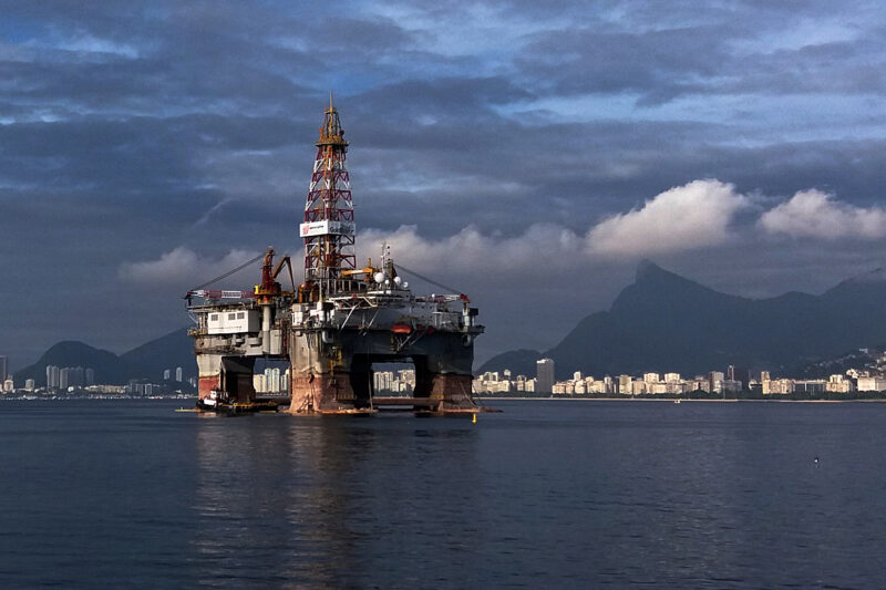 Plataforma de Petróleo fundeada na Baia de Guanabara, no Rio de Janeiro